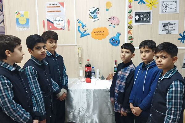 بازدید کارشناس پژوهش ناحیه دو شهرری از نمایشگاه پژوهش دبستان قلنبر