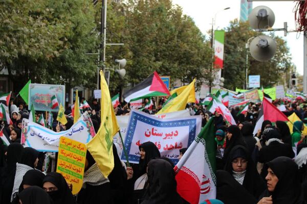 حضور دانش‌آموزان زنجانی در راهپیمایی روز ۱۳ آبان 