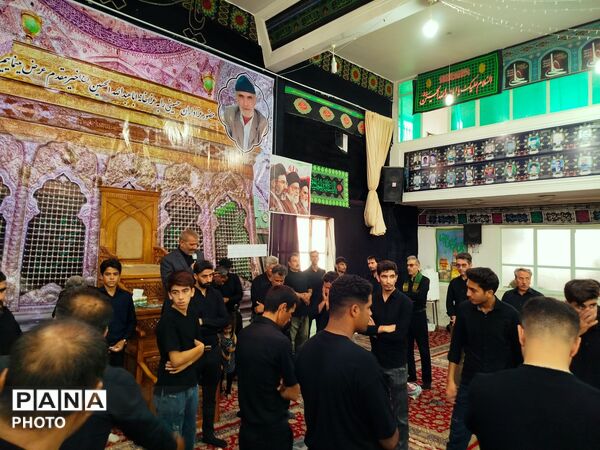 مراسم دسته‌روی زنجیرزنی ظهر عاشورا در روستای فدافن کاشمر