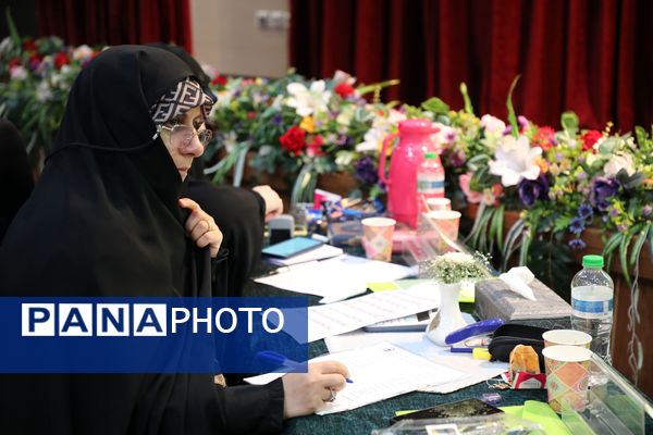 مسابقه قرائت تحقیق خواهران در نهمین دوره مسابقات قرآنی فرهنگیان سراسر کشور