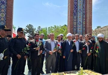ادای احترام فرهنگیان به شهدا با آیین گلباران مزار مطهر