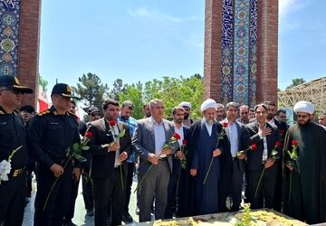 ادای احترام فرهنگیان به شهدا با آیین گلباران مزار مطهر
