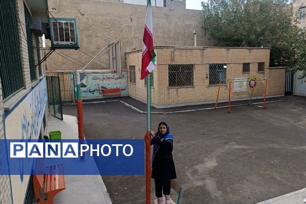 از درس تا دفاع مقدس،دانش آموزان پای کار یاد شهدا با طنین صدای زنگ مقاومت و ایثار 