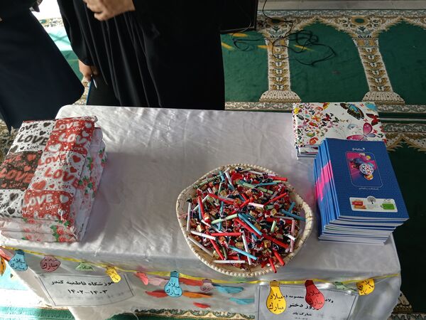 اهدای چادر به مناسبت روز دختر در خلیل‌آباد