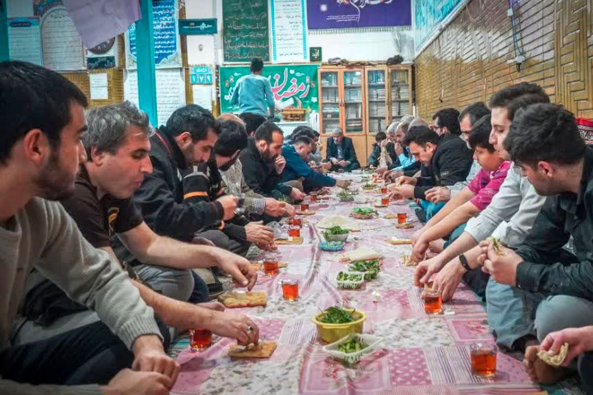 برپایی سفره افطاری در مسجد علی ابن ابیطالب نسیم‌شهر