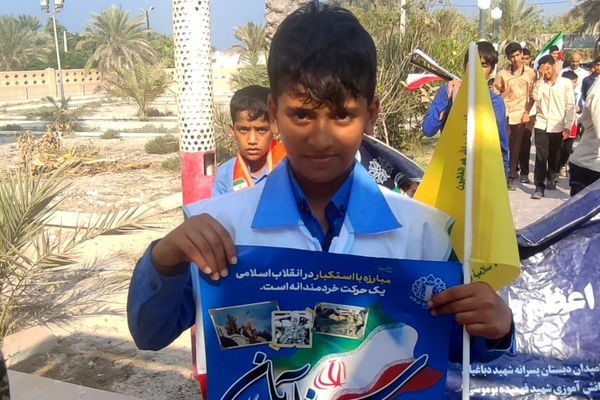 حضور دانش‌آموزان جزیره در راهپیمایی ۱۳ آبان