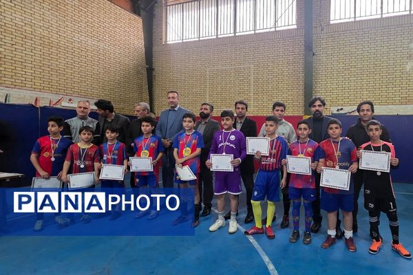 رقابت دانش‌آموزان رباط‌کریم در مسابقات بین مدرسه‌ای فوتسال