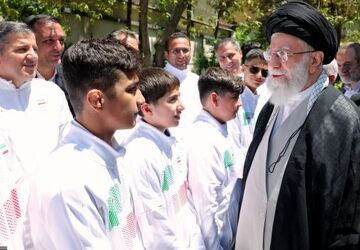 قاب ماندگار؛ عکس یادگاری ‌دانش‌آموزی کاروان امید ایران با رهبر معظم انقلاب