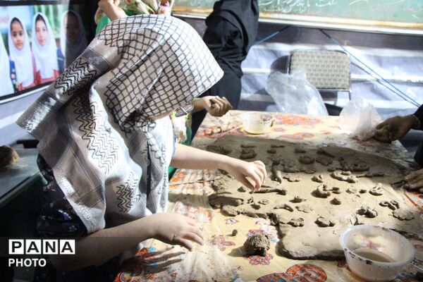 غرفه دانش‌آموزان استثنایی یزد با هنرنمایی سفالگری
