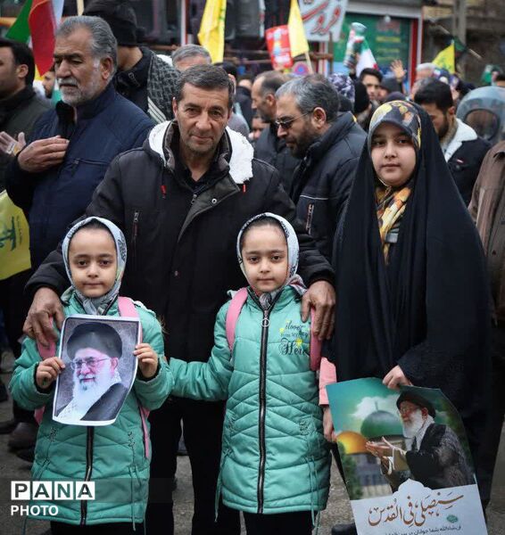 حضور دانش‌آموزان با کوله‌پشتی به یاد همکلاسی‌های مینابی در روز جهانی قدس همدان