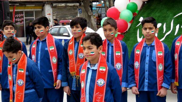 از نوجوان تا کهنسال؛ همه اقشار نورآباد در صف‌های متحد راهپیمایی ۲۲ بهمن