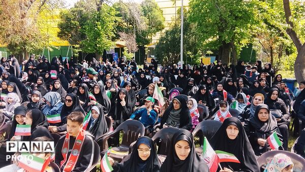 حضور فرهنگیان و دانش‌آموزان منطقه ۱۰ در مراسم چهلم شهدای دانش‌آموز شهر میناب