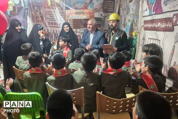  بازدید رئیس سازمان دانش‌آموزی شهرستانهای استان تهران از غرفه «با انرژی‌ها» در منطقه کهریزک