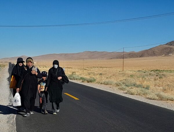 پیاده‌روی زائران جامانده ازحرم رضوی در شهرستان بام و صفی آباد
