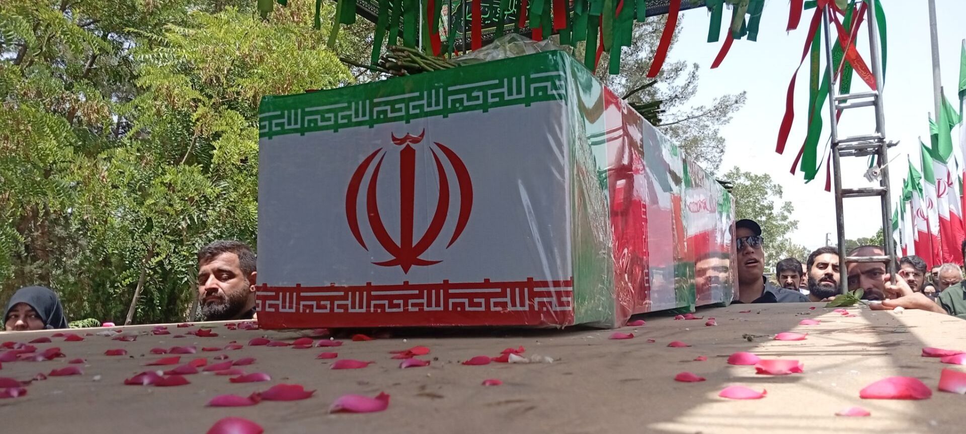 تشییع باشکوه پیکر بسیجی شهید در حمله رژیم صهیونیستی؛ مردم با فریاد مرگ بر اسرائیل وداع کردند