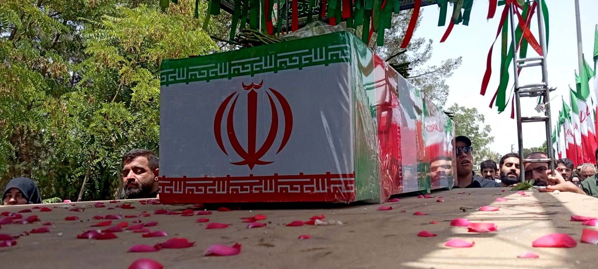 تشییع باشکوه پیکر بسیجی شهید در حمله رژیم صهیونیستی؛ مردم با فریاد مرگ بر اسرائیل وداع کردند