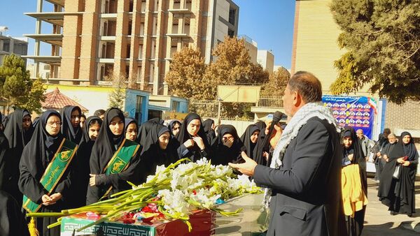 حال‌وهوای معنوی دانش‌آموزان در استقبال از پیکر شهید ۲۳ ساله در مدرسه شهید عصمت ناحیه 3 کرج 