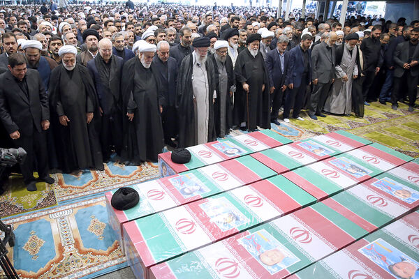 اقامه نماز بر پیکر رئیس‌جمهور شهید و همراهان گرامی ایشان