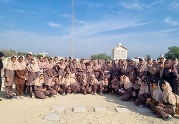 بازدید آموزشی دانش‌آموزان از ایستگاه هواشناسی اسکله بهمن قشم