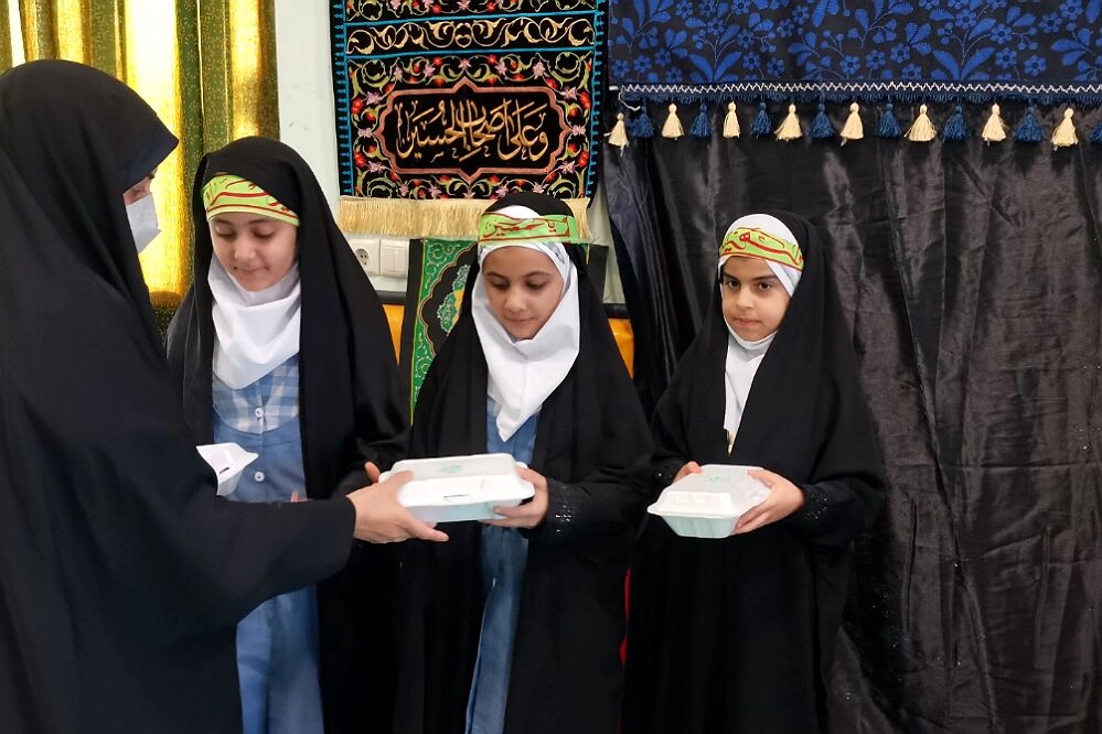مراسم عزاداری و توزیع نذری به‌مناسبت شهادت حضرت فاطمه زهرا (س) در مدارس شهرستان ورامین