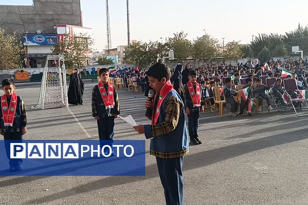 دانش‌آموزان دبستان معمارزاده در سیزده آبان