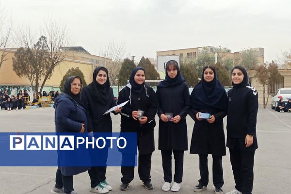المپیاد ورزشی درون مدرسه‌ای به مناسبت گرامیداشت دهه فجر در آموزشگاه آرمینه مصلی نژاد شهرری