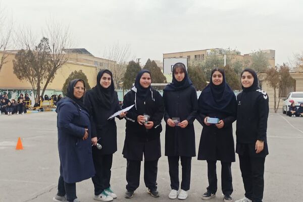 المپیاد ورزشی درون مدرسه‌ای به مناسبت گرامیداشت دهه فجر در آموزشگاه آرمینه مصلی نژاد شهرری