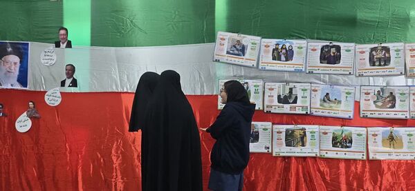 برگزاری نمایشگاه استکبارستیزی در دبیرستان نمونه حضرت معصومه(س) بافق