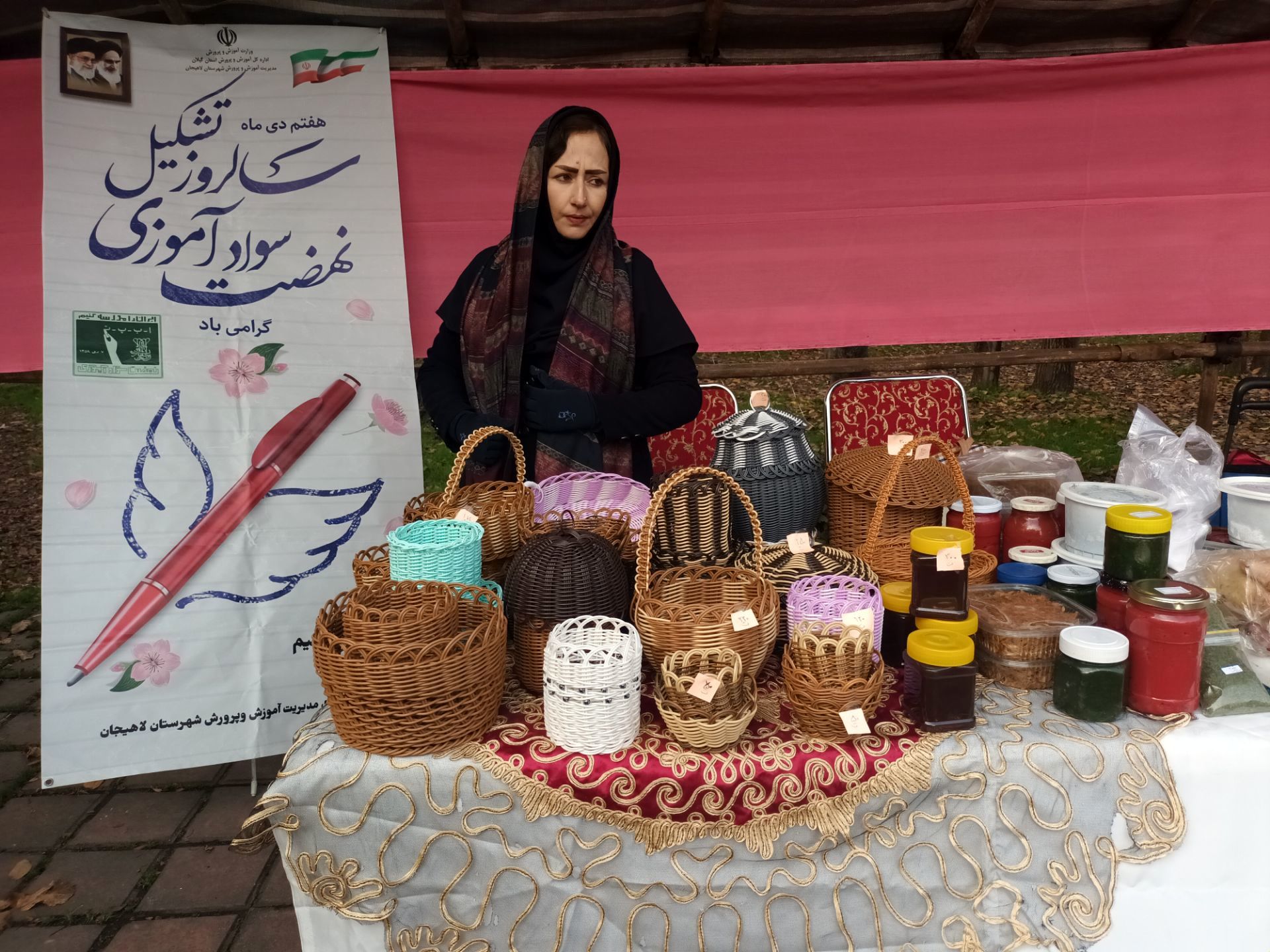 نمایشگاه دست سازه‌ها، نمایش حضور سوادآموزان