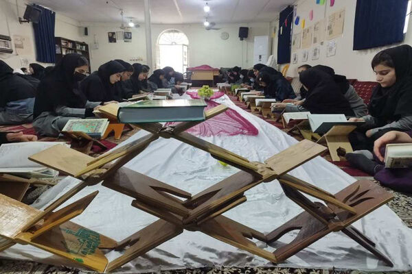 اجرای طرح مدرسه سبز ، انس با قرآن، اهدای کتاب به کتابخانه و تجلیل از فعالان دبیرستان رضوان شهرستان بوشهر