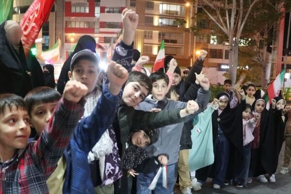 الله اکبر و پرچم ایران؛ نماد مقاومت نوجوانان همدانی در تجمعات شبانه