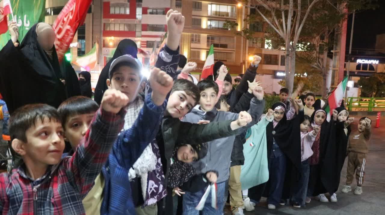 الله اکبر و پرچم ایران؛ نماد مقاومت نوجوانان همدانی در تجمعات شبانه