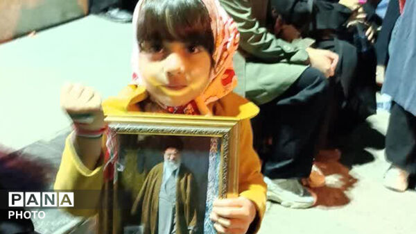 میدان امام خمینی (ره) شهرستان کوهدشت غرق در شور مردمی