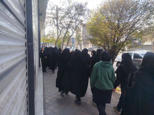 حضور پرشور دانش‌آموزان دبیرستان هیئت امنایی معراج اردبیل در راهپیمایی روز ۱۳ آبان ماه