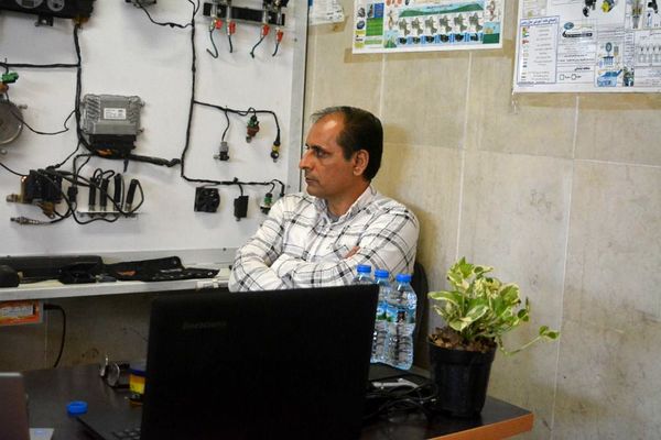 کارگاه آموزشی آشنایی با سیستم موتور و سوخت‌رسانی خودرو در بهارستان 2