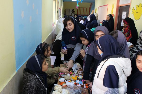 بازارچه دست‌سازه‌های دانش‌آموزی دبستان شهید بختیاری ناحیه 1 کرج