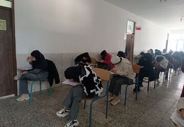 تلاش دانش‌آموزان مدرسه حاج علیداد معین 2 برای موفقیت در امتحانات