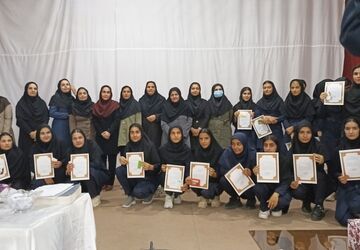 گرامیداشت مقام معلم و تجلیل از دانش‌آموزان برتر در دبیرستان زینب