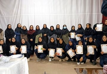 گرامیداشت مقام معلم و تجلیل از دانش‌آموزان برتر در دبیرستان زینب