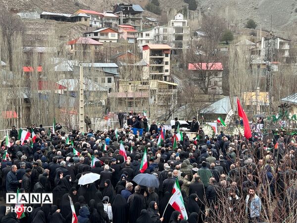 تشییع پیکر شهید دانشمند محمدرضا کیا بر دستان مردم کرج 