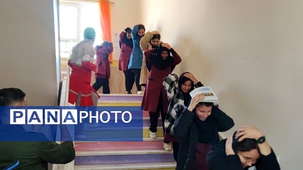 مراسم گرامیداشت هفته پدافند غیرعامل در دبیرستان عشایری شبانه‌روزی نسیبه