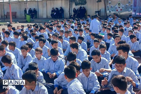 برپایی نمازجماعت در دبستان پسرانه میثاق باقرشهر 