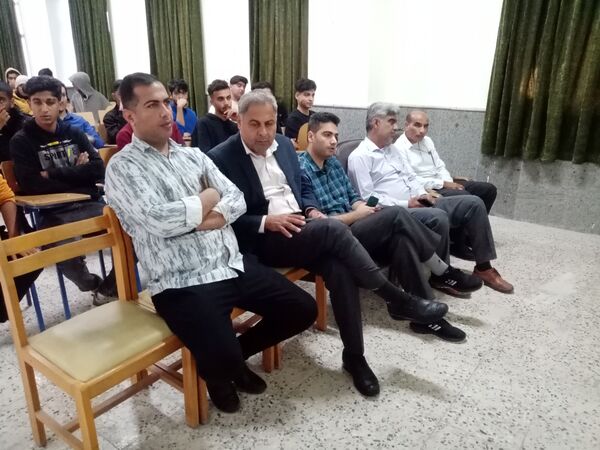 جشن تقدیر از دانش‌آموزان برتر دبیرستان علی‌سایانی فین