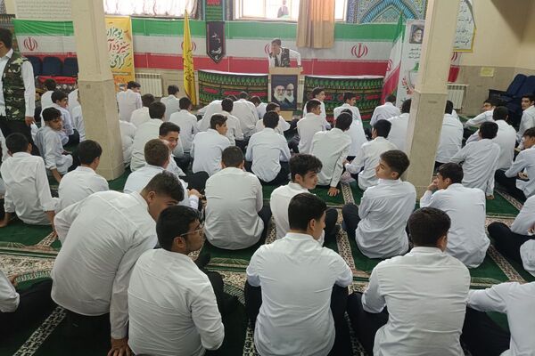 برگزاری مراسم هفته بسیج در هنرستان مجتمع فنی حرفه‌ای تهران در بهارستان‌دو