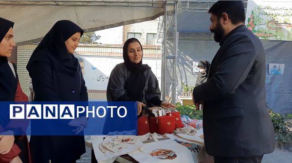 اولین نمایشگاه ماها در دبیرستان فرزانگان ۲ دوره دوم ناحیه ۷ مشهد