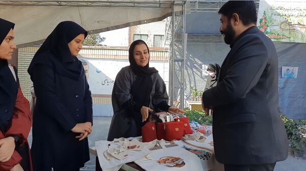 اولین نمایشگاه ماها در دبیرستان فرزانگان ۲ دوره دوم ناحیه ۷ مشهد