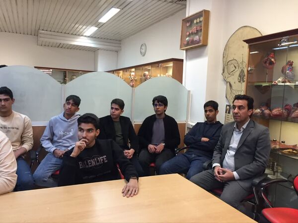 بازدید دانش آموزان دبیرستان نمونه آیت‌الله خامنه‌ای از دانشکده پزشکی دانشگاه فردوسی مشهد
