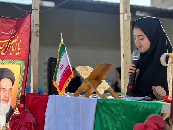 نواختن زنگ انقلاب در دبیرستان هیأت‌امنایی طه