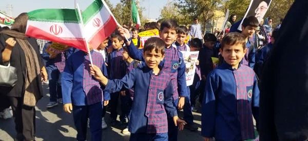 حضور نسل فهمیده ها در راهپیمایی 13 آبان 