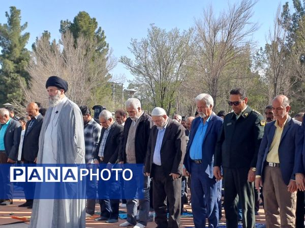 اقامه نماز با شکوه عید فطر به امامت امام جمعه حبیب آباد